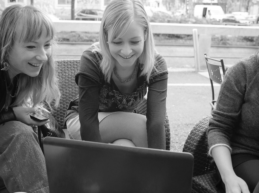 hipster-girls-working