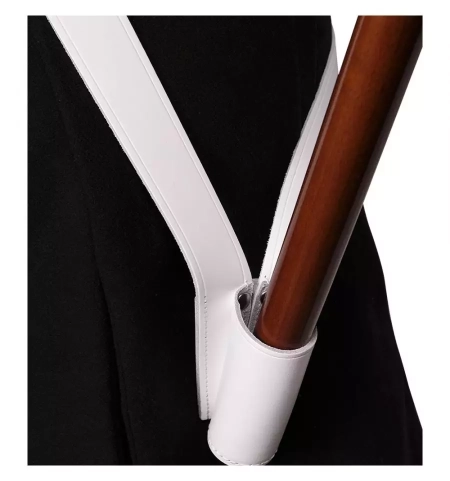 homme portant baudrier porte drapeau en cuir blanc