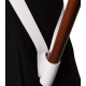 homme portant baudrier porte drapeau en cuir blanc