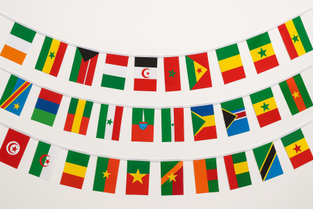 Guirlande drapeaux CAN 2025 avec les 24 pays participants, décoration en tissu polyester pour bureaux et vitrines.