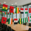 Guirlande drapeaux CAN 2025 installée dans un bureau professionnel, décoration en tissu polyester avec les 24 pays participants.